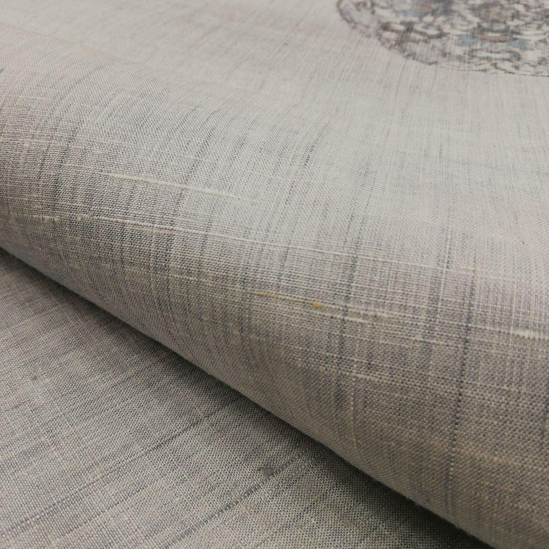 真綿紬(袷)　(織出し宝相華紋様　飛び柄　ぼかし　白鼠色系)