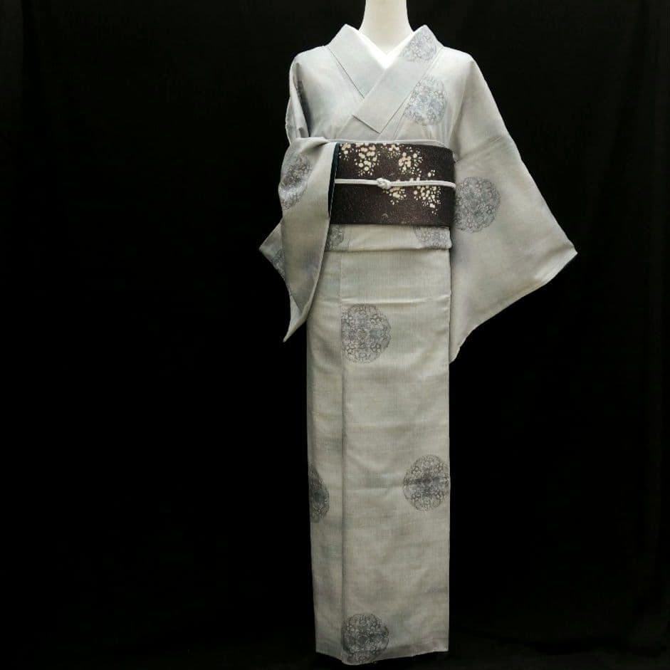 真綿紬(袷)　(織出し宝相華紋様　飛び柄　ぼかし　白鼠色系)