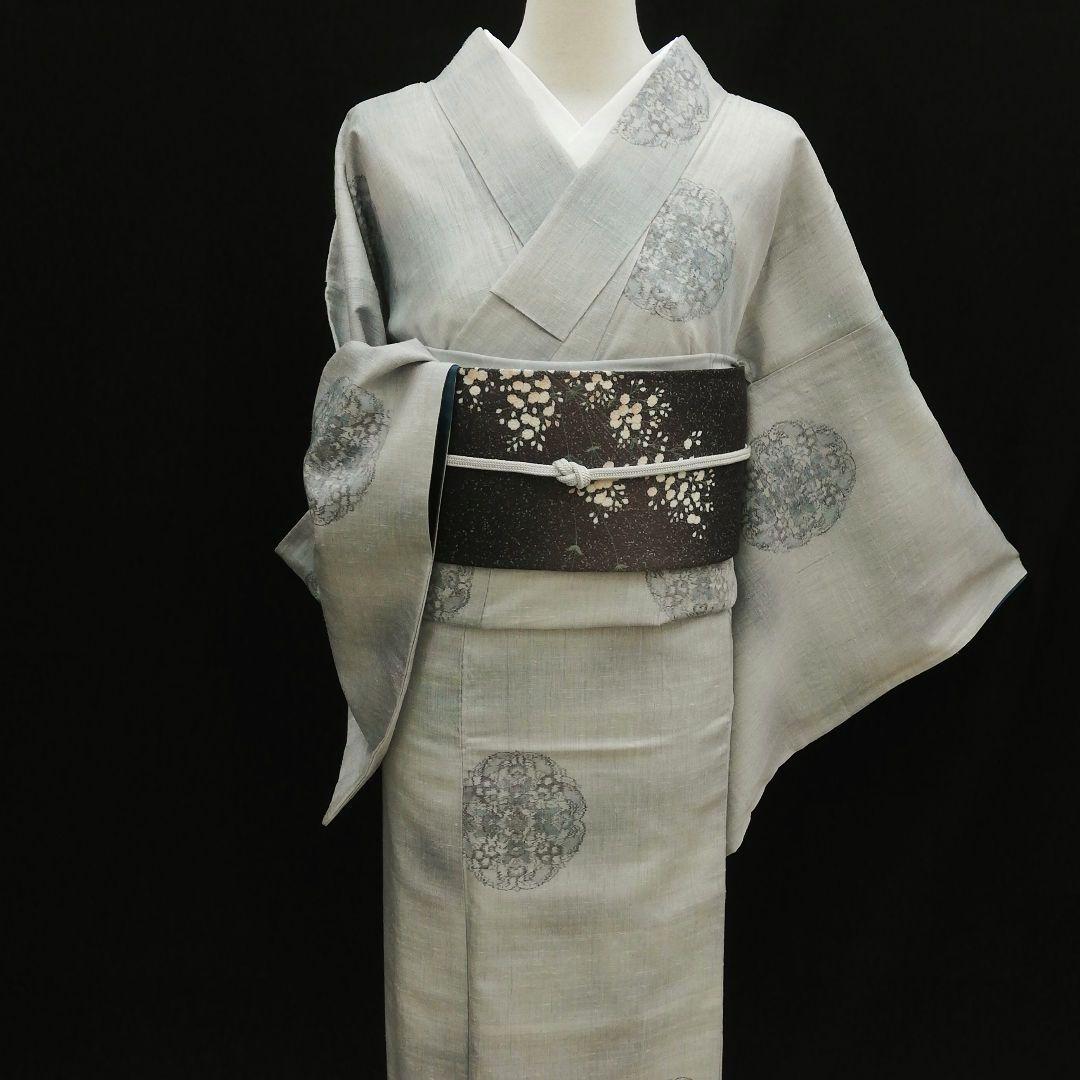 真綿紬(袷)　(織出し宝相華紋様　飛び柄　ぼかし　白鼠色系)