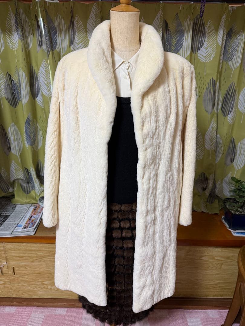 アイボリー ファーロングコート ノーカラー　リアルファー