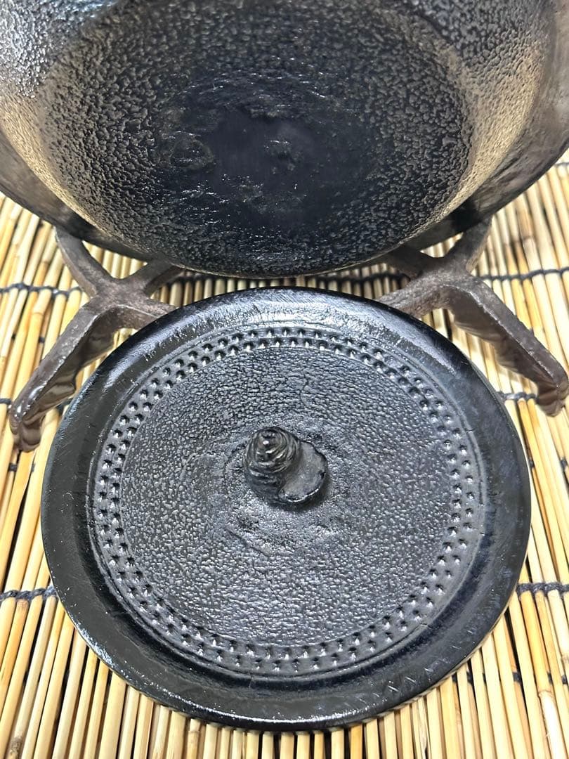 未使用品、付属品付　南部長寿堂造　１８型万代屋アラレ　南部鉄瓶　南部鉄器　鉄瓶