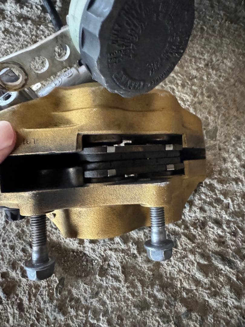 ホーネット250 ブレーキキャリパー