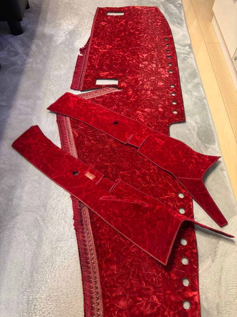 いすゞ20.15ファイブスター チンチラレッドダッシュマット　夢掛ピラーカバー