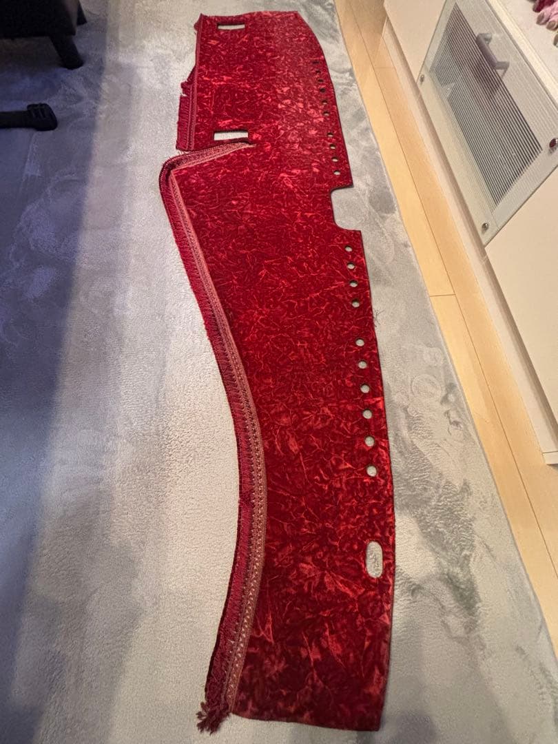 いすゞ20.15ファイブスター チンチラレッドダッシュマット　夢掛ピラーカバー