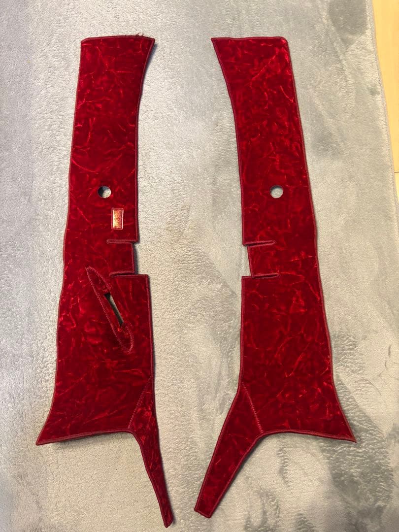 いすゞ20.15ファイブスター チンチラレッドダッシュマット　夢掛ピラーカバー