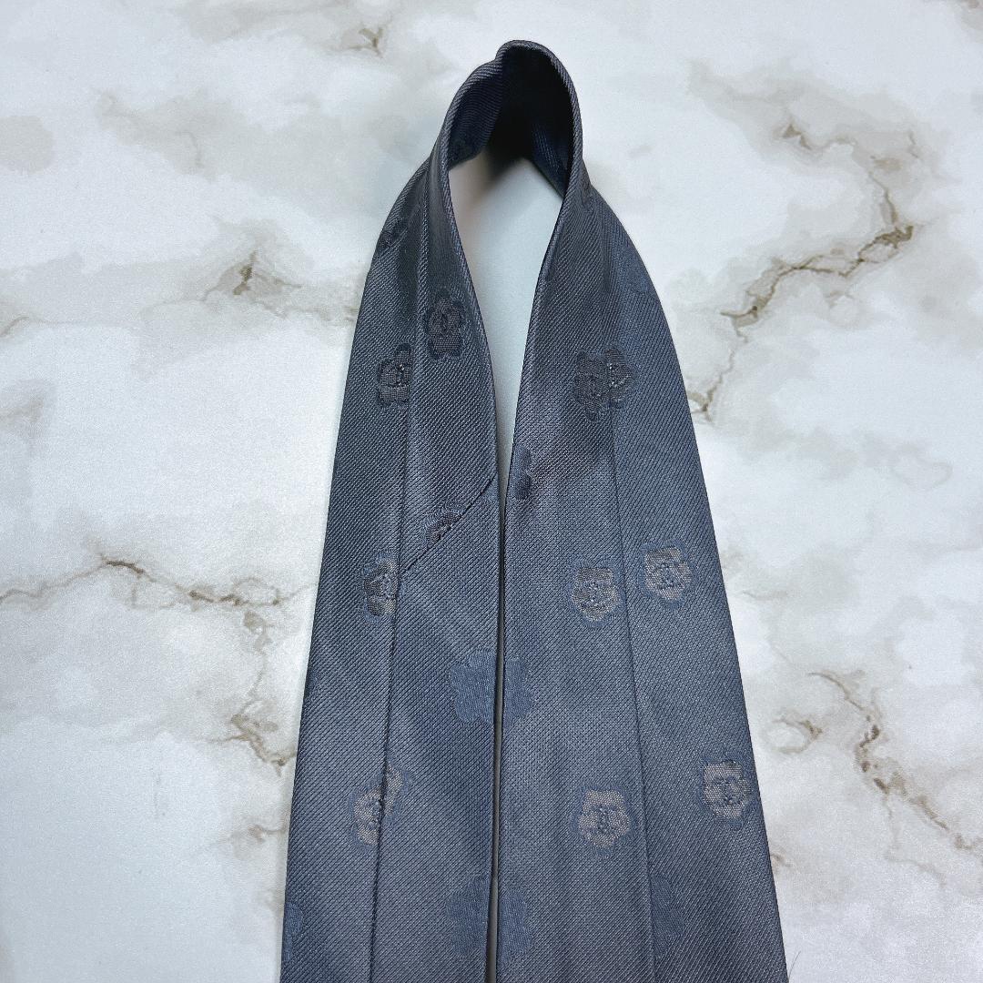 極美品　タグ付き　シャネル　ネクタイ　花柄　グレー　光沢　チェーン　現行　刺繍