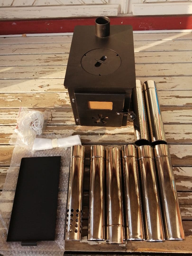 新品未使用、コンパクト薪ストーブ スチール製 煙突付き　おまけ付き