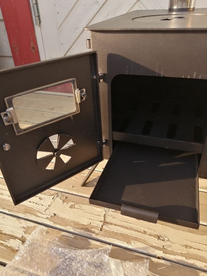 新品未使用、コンパクト薪ストーブ スチール製 煙突付き　おまけ付き