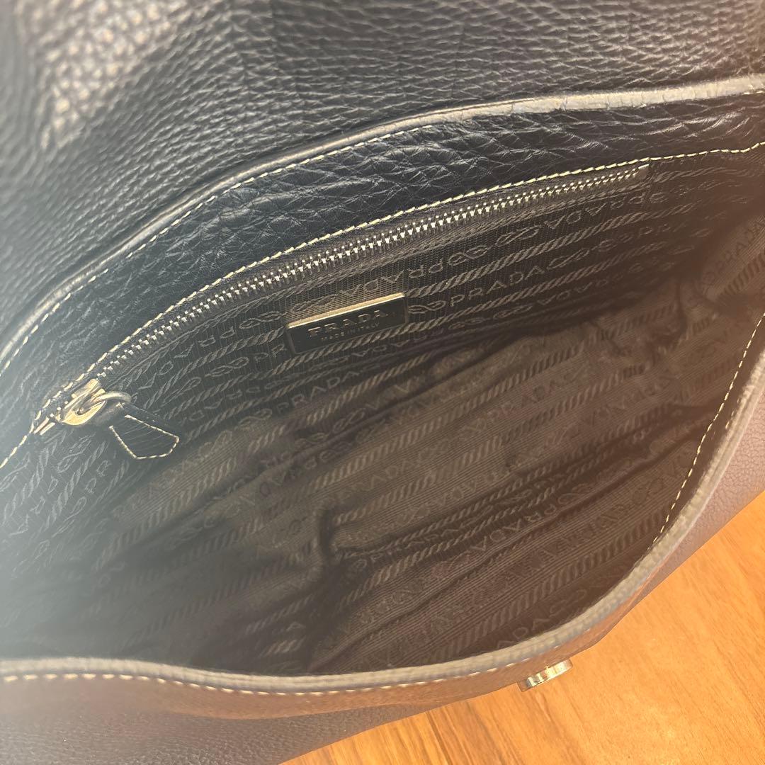 PRADA ブラックレザーショルダーバッグ