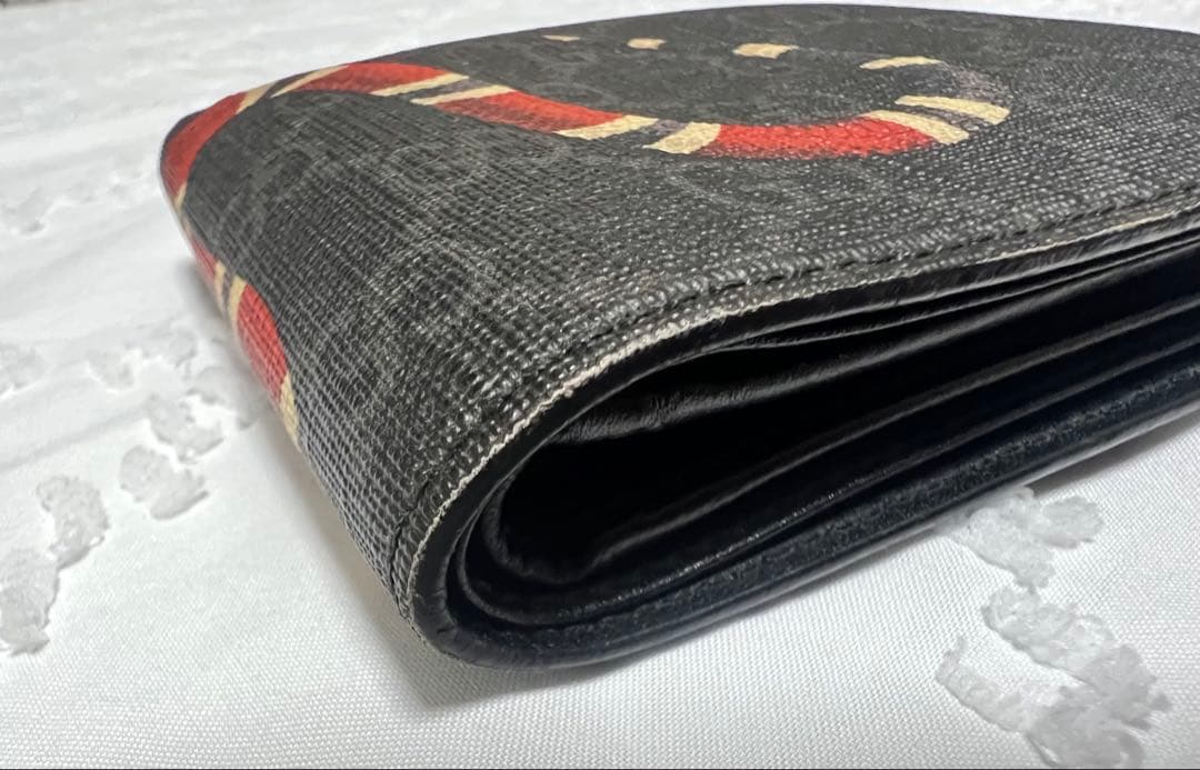 グ*ん様 GUCCI .•二つ折り財布.•スネーク柄.•箱.•保存袋付き