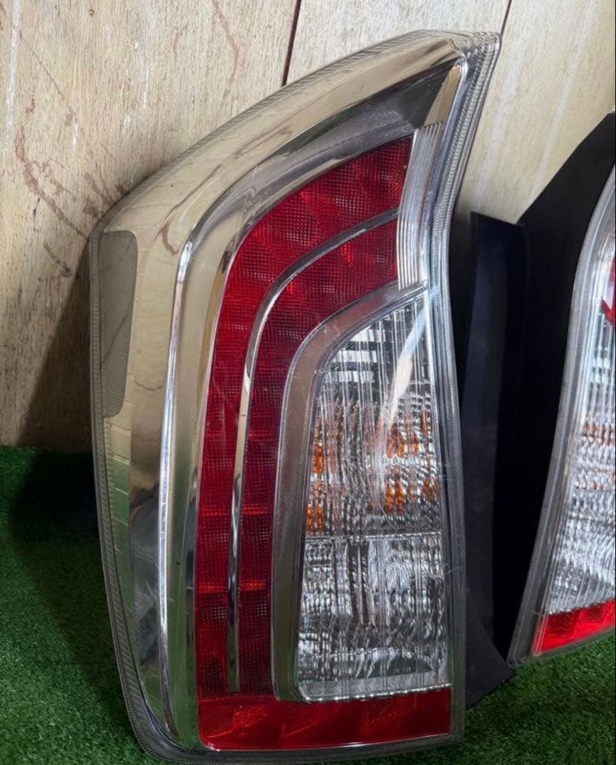 美品 ZVW30 30プリウス 純正テールランプ