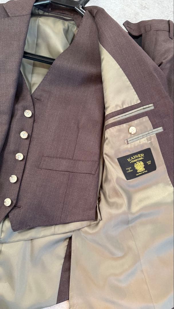 KAISER ブラウン スリーピーススーツ セットアップ 細身 茶色系