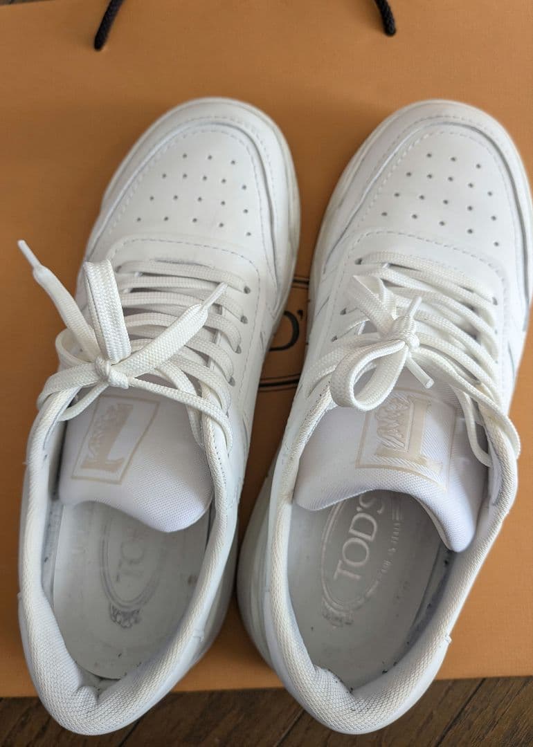 ルパン4世様♡お値下げ!!【TOD'S 】付属品全てあり♡ホワイト　スニーカー