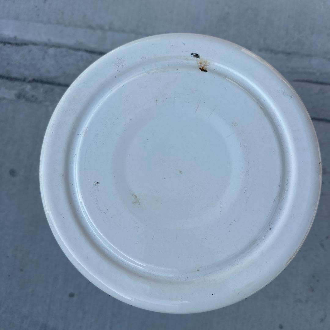 白い灯油ストーブ