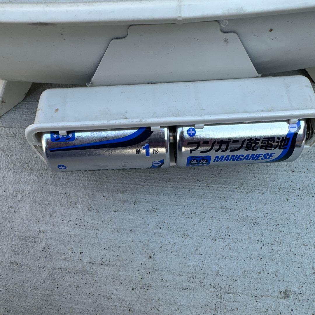 白い灯油ストーブ