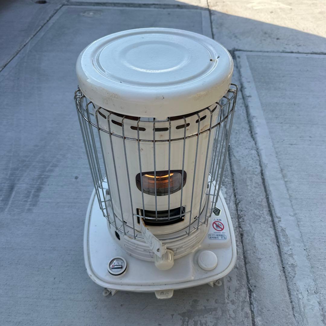 白い灯油ストーブ