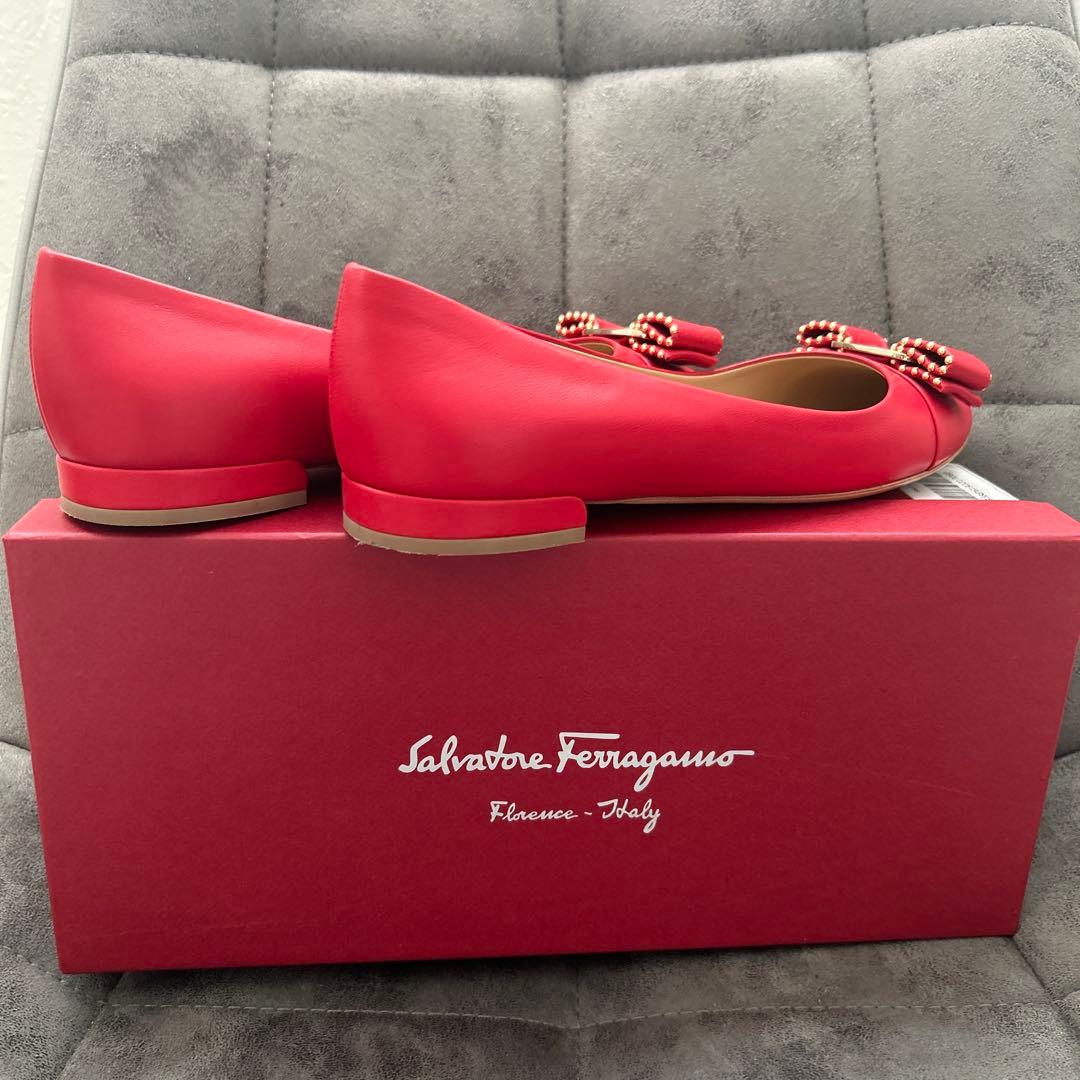 【極美品】フェラガモ　赤　ローファー