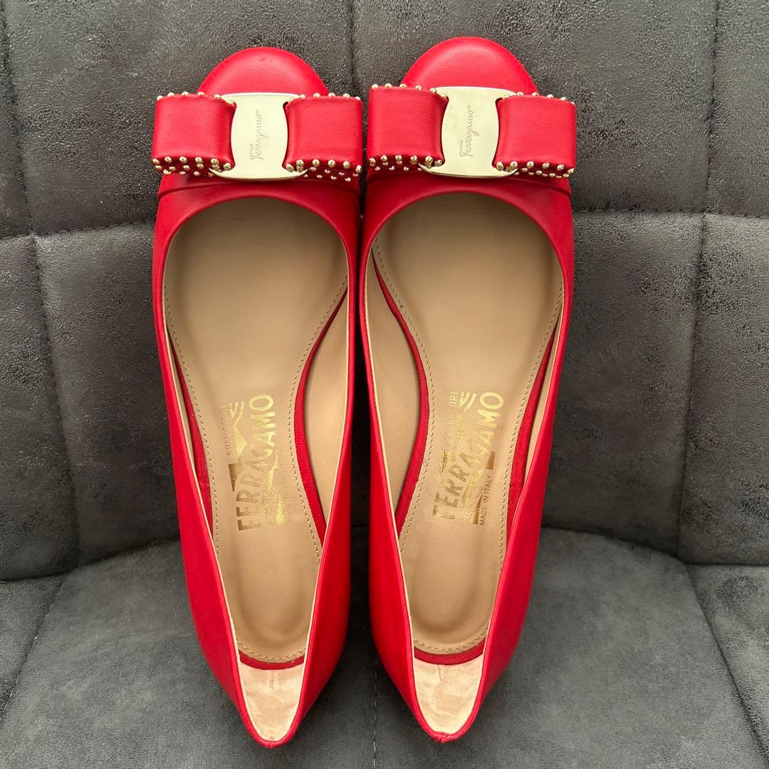 【極美品】フェラガモ　赤　ローファー
