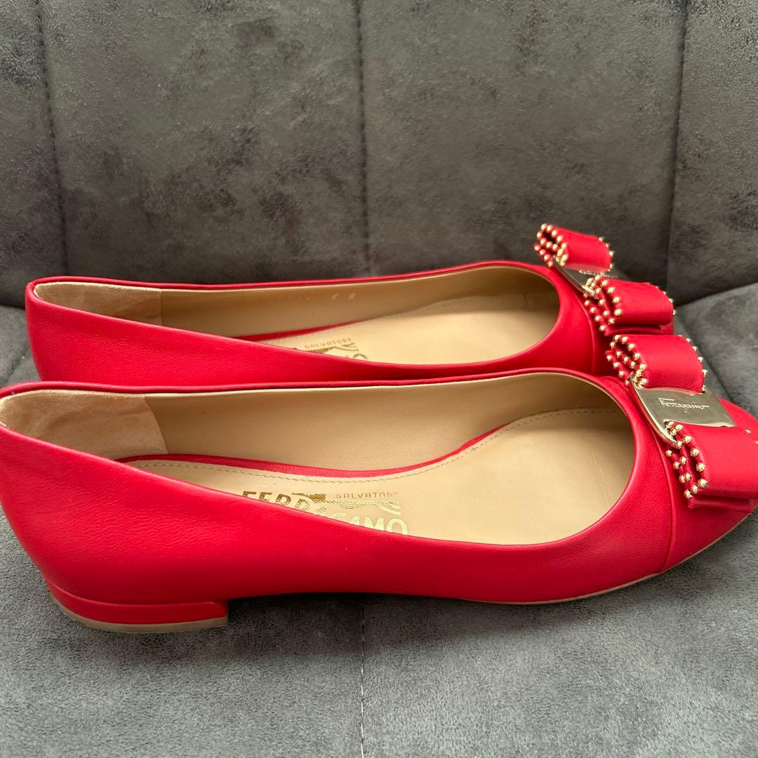 【極美品】フェラガモ　赤　ローファー