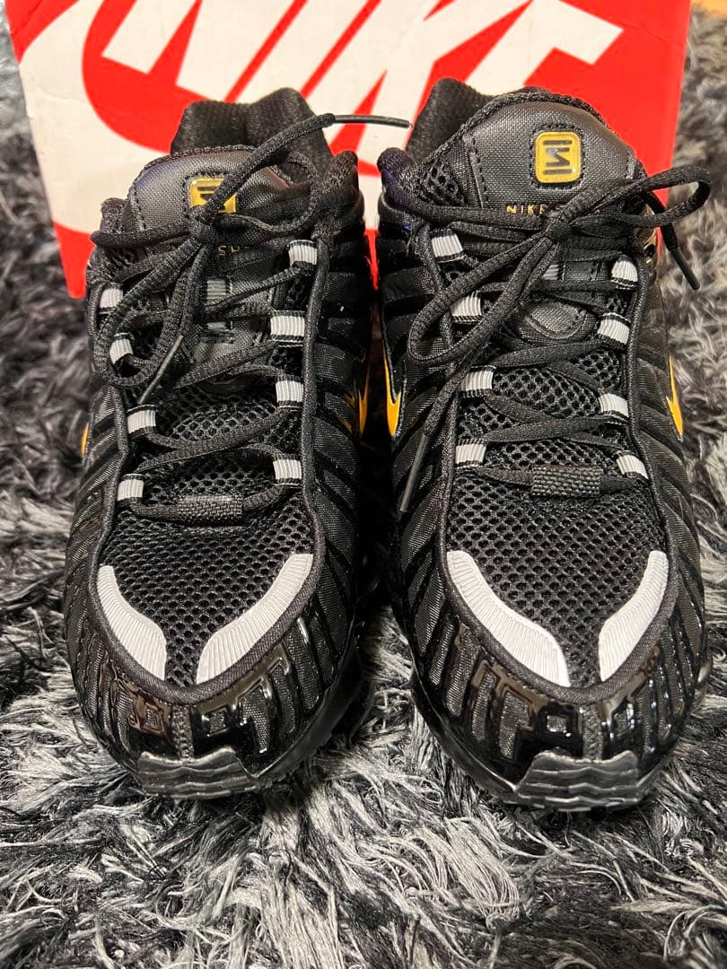 Nike Shox ブラック/ゴールド