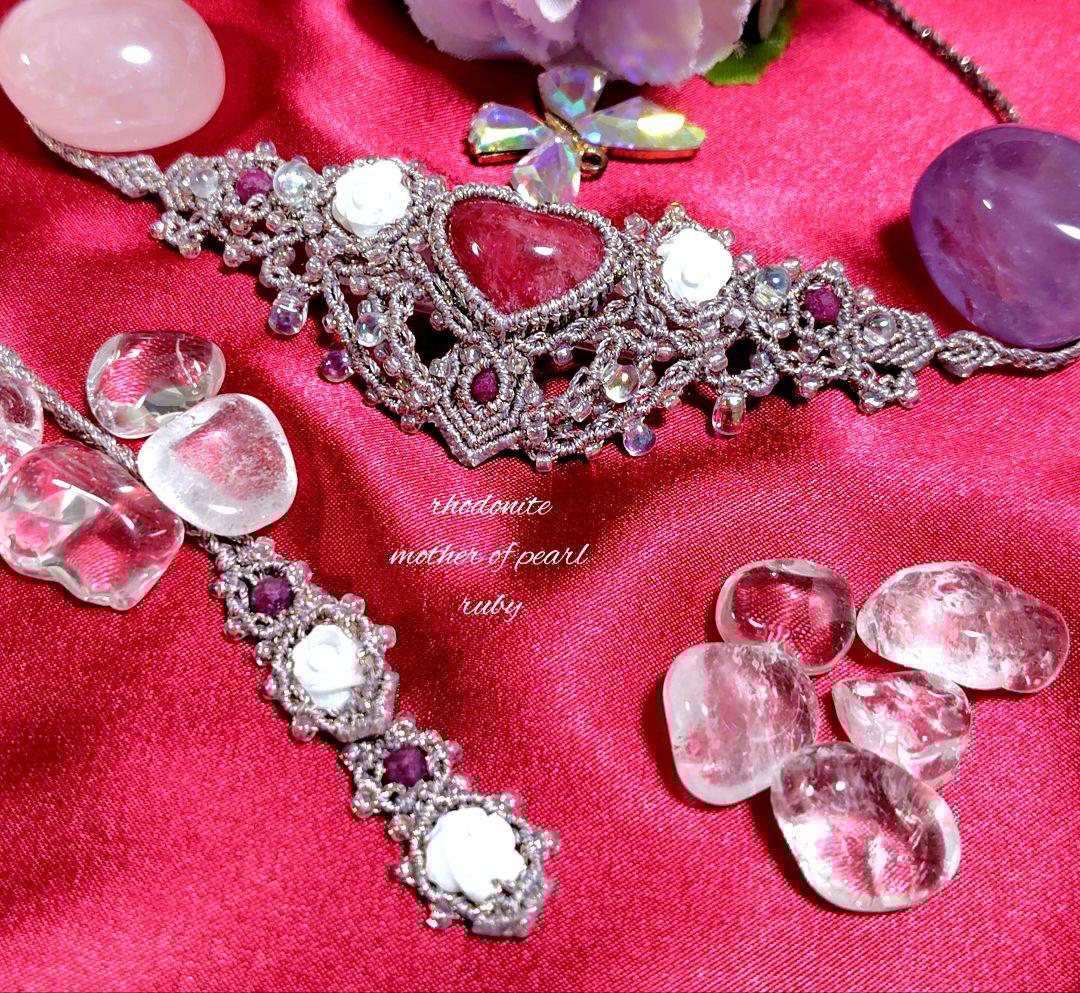 ✩ロードナイトシリカ、マザーオブパール、カーネリアンマクラメ編みネックレス