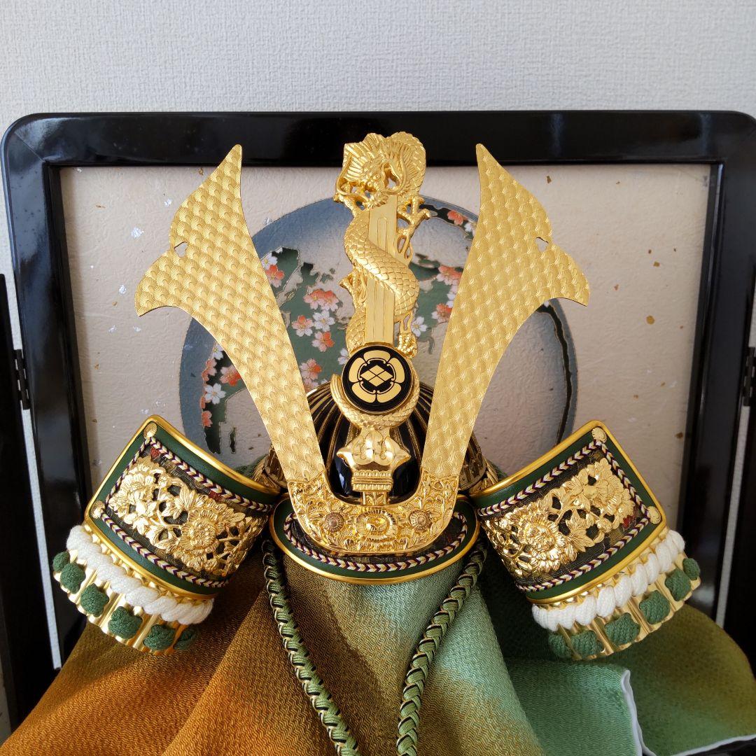 【美品】人形の東月木彫箔押竜頭御兜 平安好隆作 陣羽織付き 桜遊星緑セット