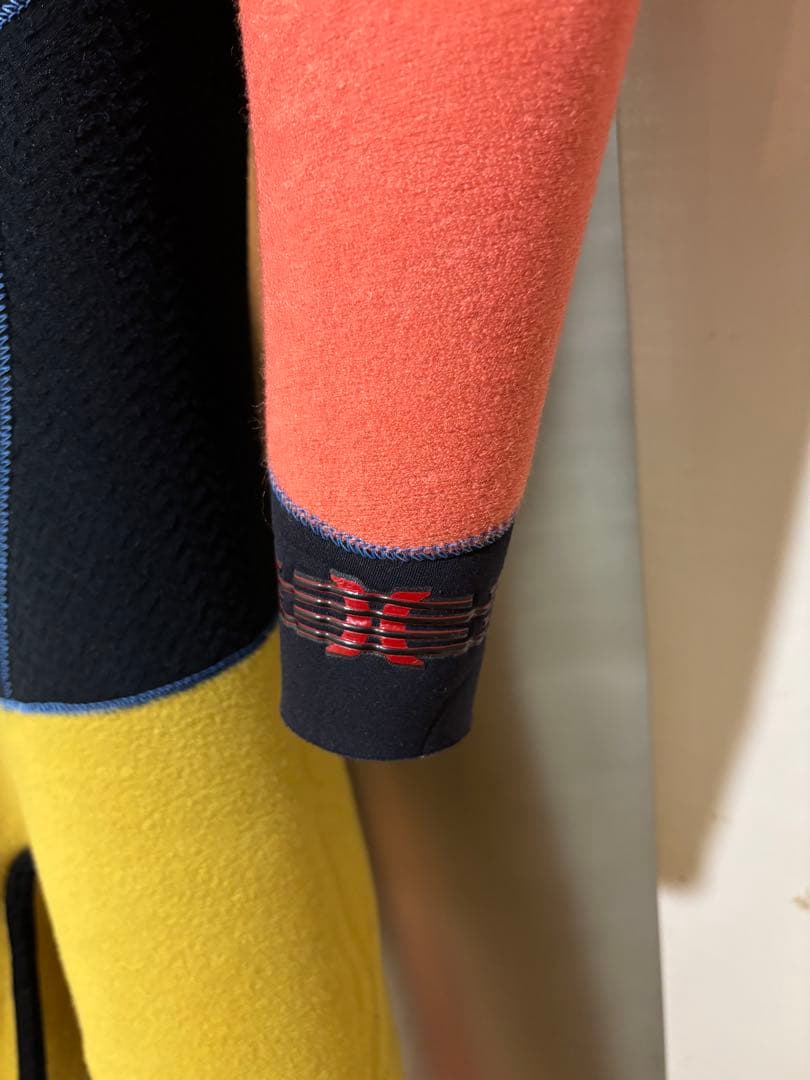 使用少なめ！　Hurley　セミドライ　チェストジップ　Lサイズ相当　日本製