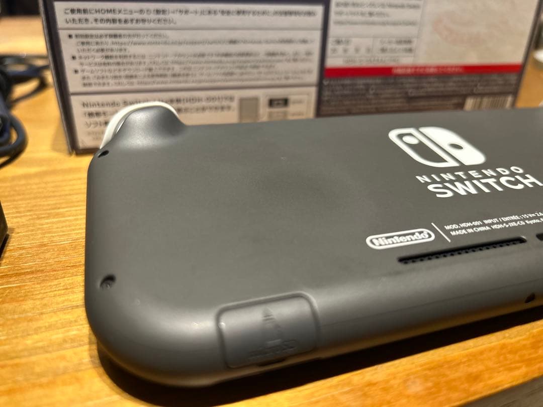 【ガラスフィルム貼付け済み】Nintendo Switch light