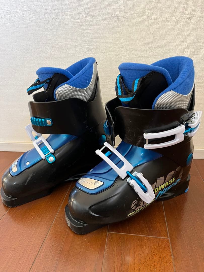 K2スキー板、ストック、ブーツ、ヘルメット