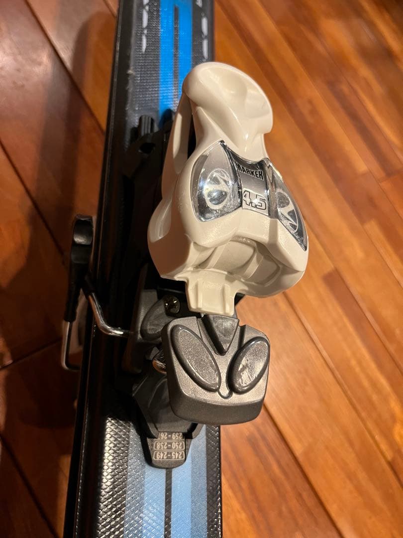 K2スキー板、ストック、ブーツ、ヘルメット