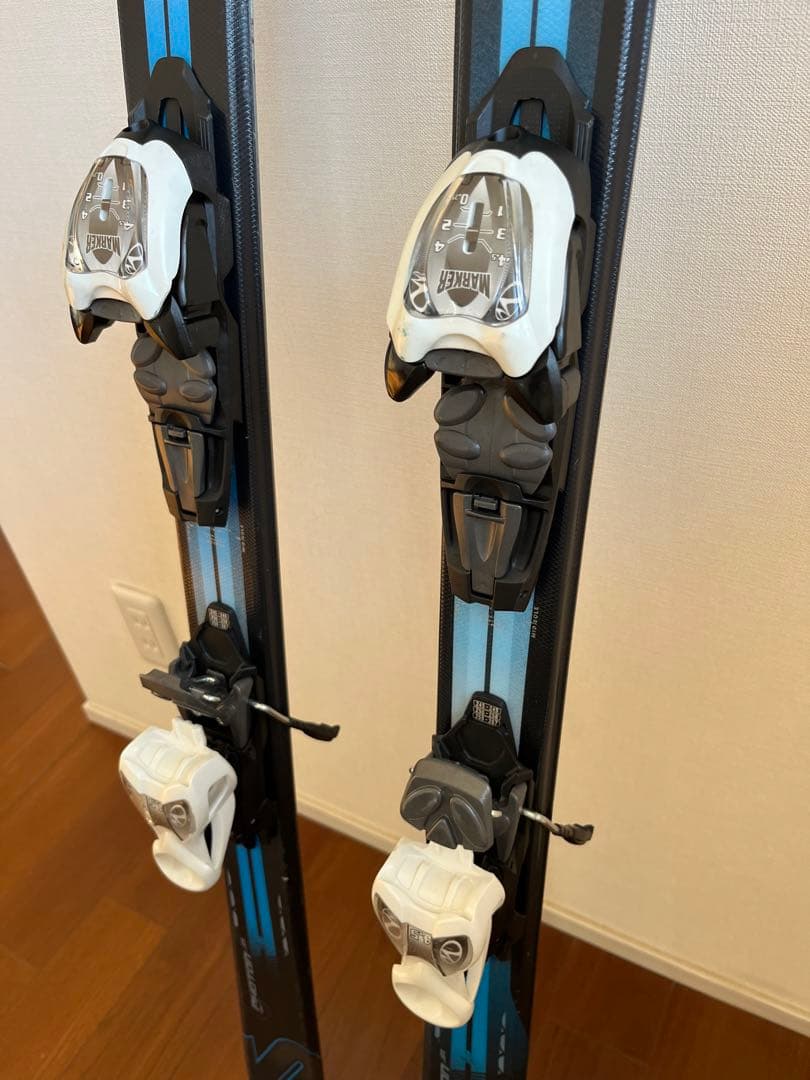 K2スキー板、ストック、ブーツ、ヘルメット