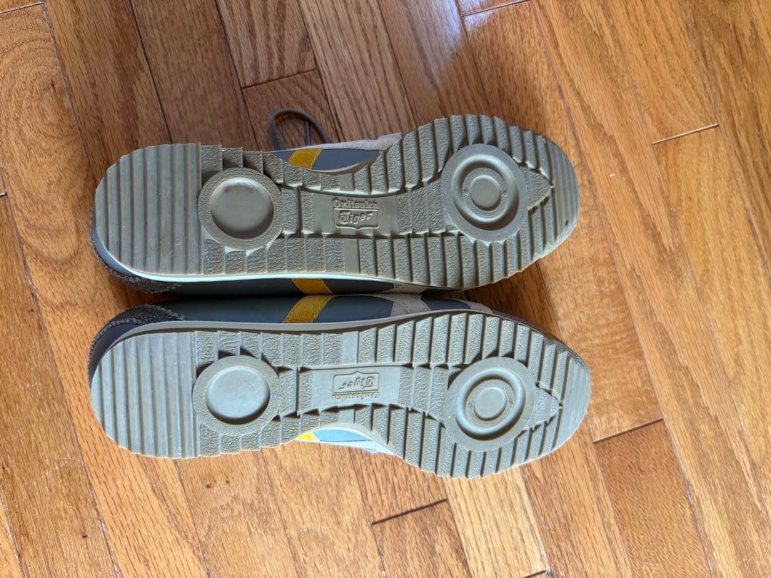 オニツカタイガー　スニーカー 　レディース22.5センチ