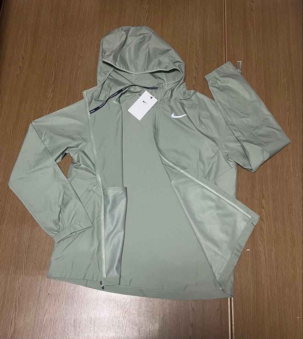 Nike 薄緑フード付きウィンドブレーカーと水色ショーツ　セットアップ