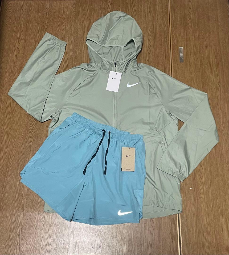 Nike 薄緑フード付きウィンドブレーカーと水色ショーツ　セットアップ