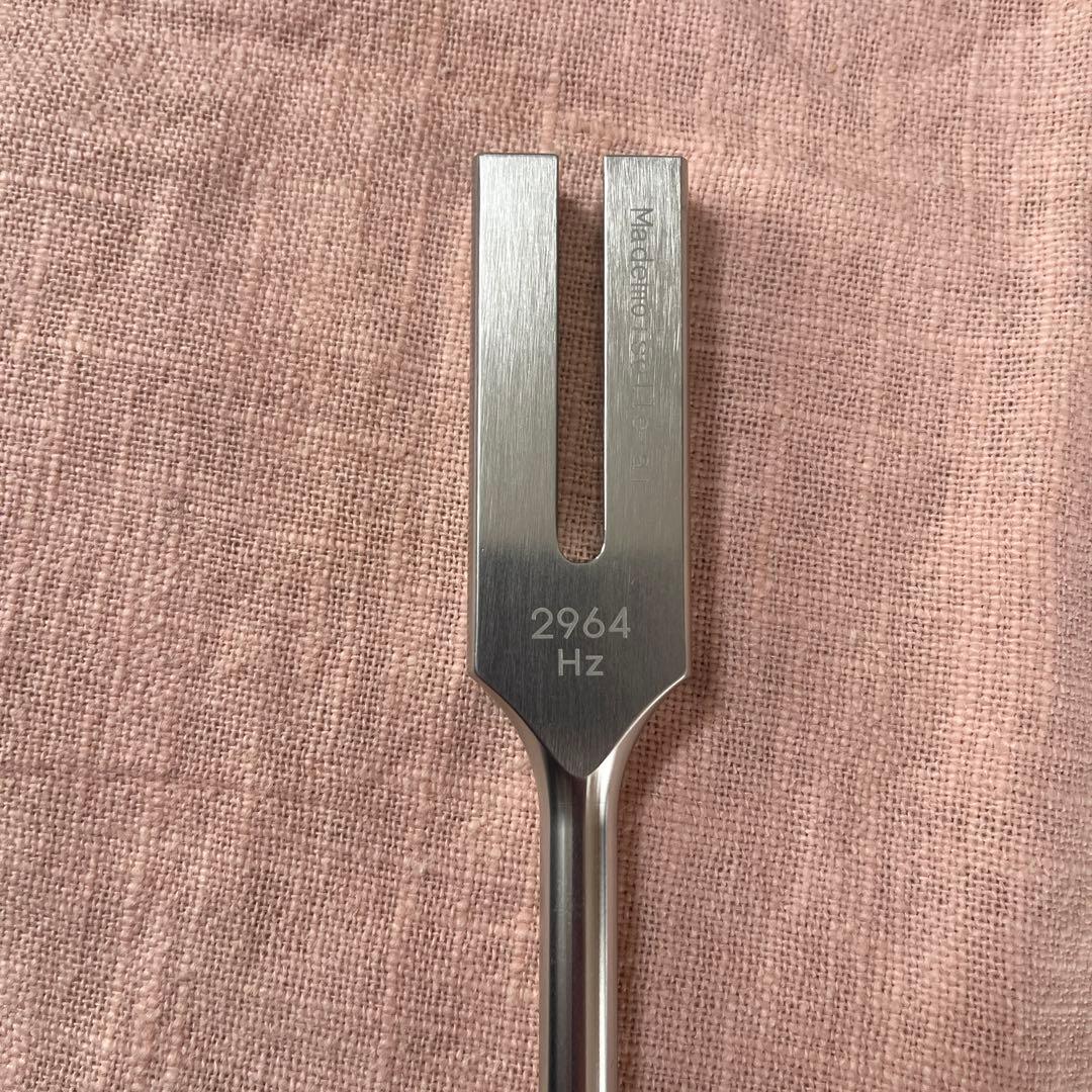 マドモアゼル愛　2964Hzチューナー 雫石付き