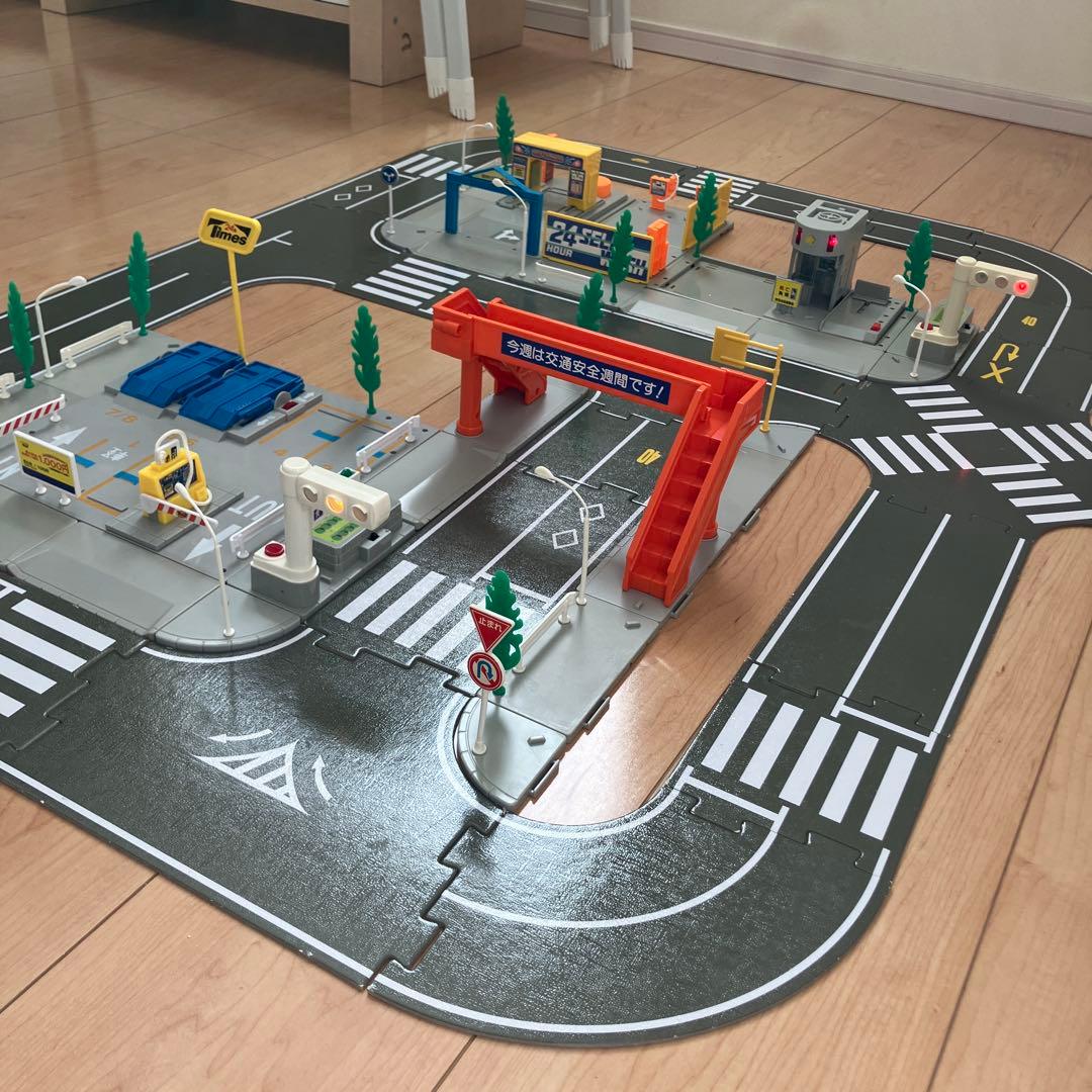 トミカタウン 洗車場 交番 駐車場 信号機×2 歩道橋 つながる道路