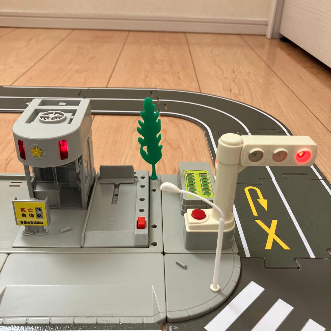 トミカタウン 洗車場 交番 駐車場 信号機×2 歩道橋 つながる道路
