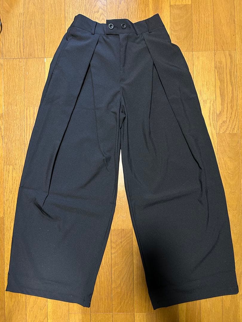 変形ワイドパンツ　フレア　スラックス　ブラック　プリーツ　ドレープ