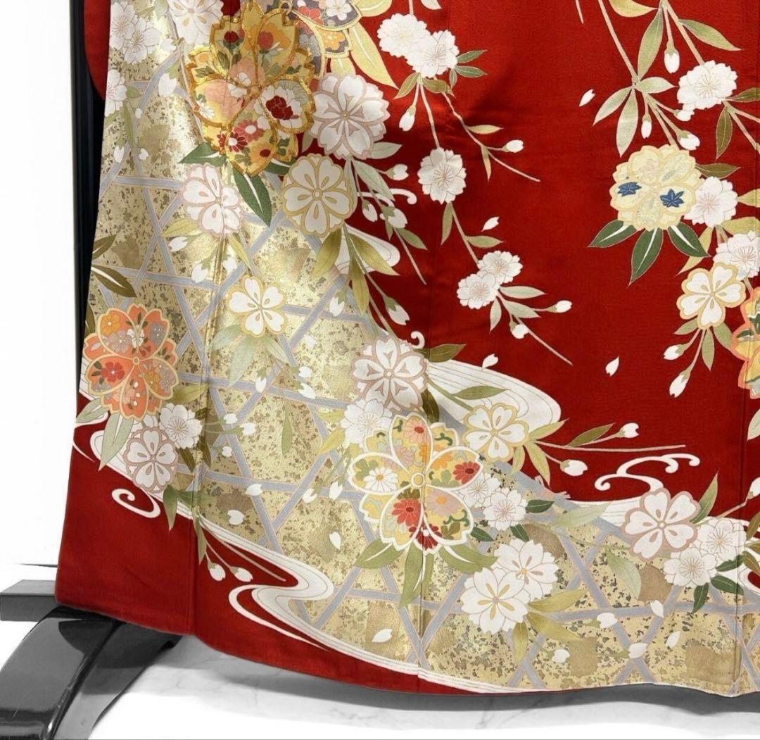 振袖　お着物　(赤ベース) 金駒刺繍　金彩　枝垂れ桜　桜花模様晴れの日　成人式