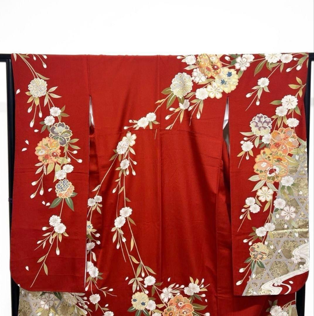 振袖　お着物　(赤ベース) 金駒刺繍　金彩　枝垂れ桜　桜花模様晴れの日　成人式