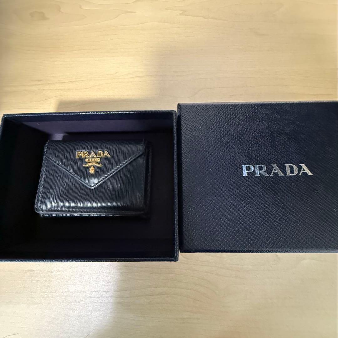 か*な様 PRADA 三つ折り財布 ブラック　レター型 ヴィッテロムーブ