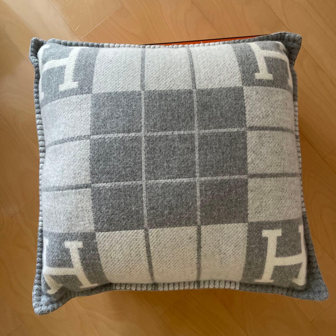 新品未使用　クッション 《アヴァロンIII》 PM