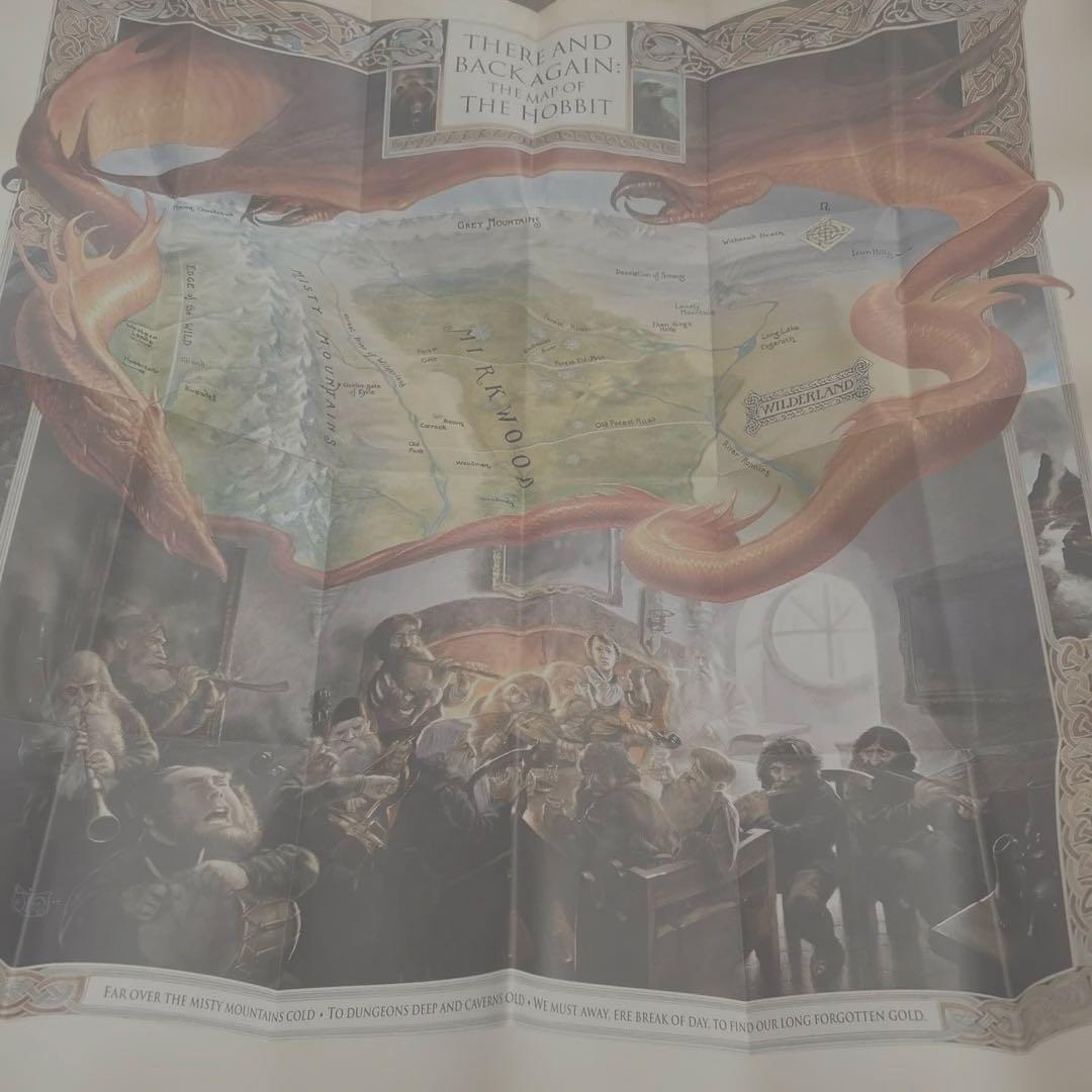 トールキンの『ホビットの冒険』の詳細な地図と解説付きブックレット。
