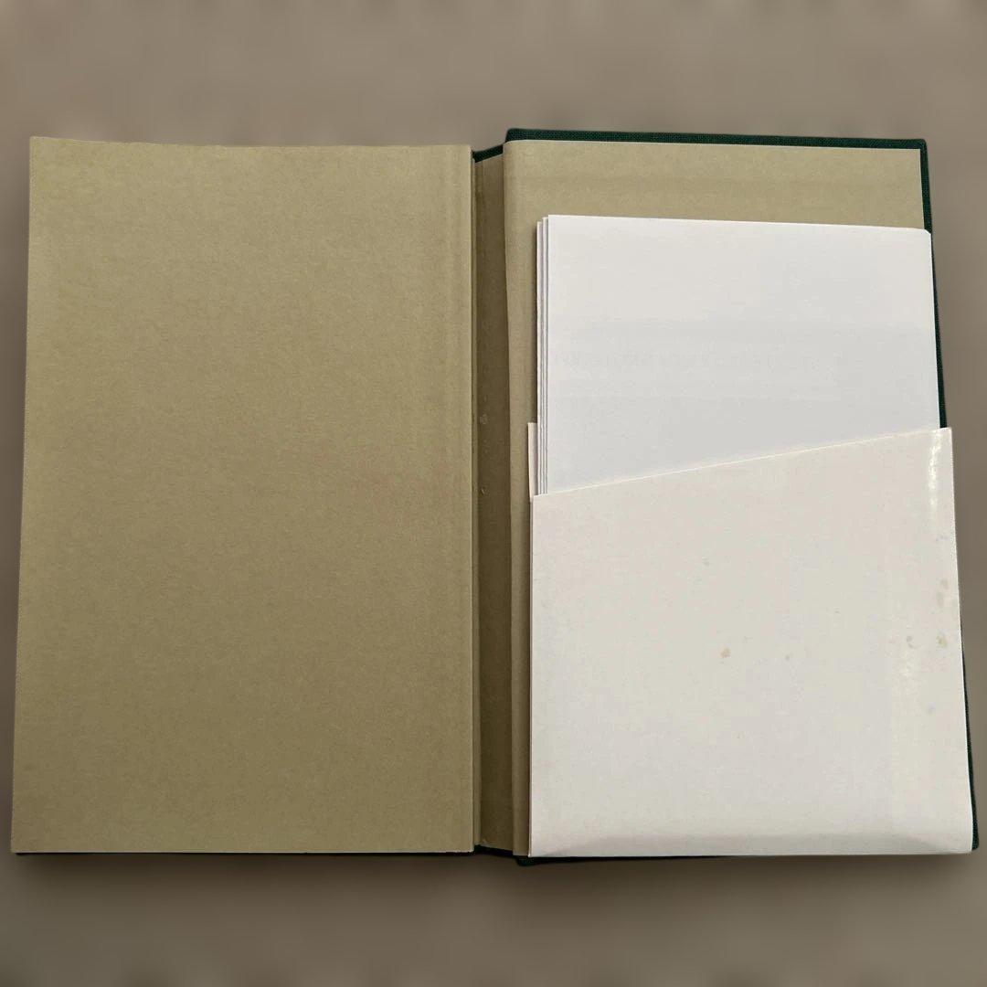 トールキンの『ホビットの冒険』の詳細な地図と解説付きブックレット。