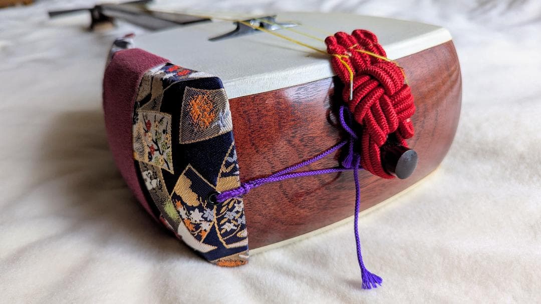 高品質の三味線と付属品