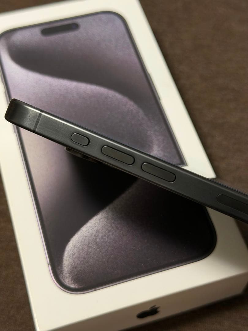 美品Apple iPhone 15 Pro（ブラックチタニウム）256GB