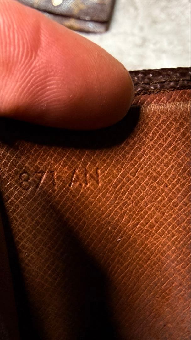 Louis Vuitton モノグラム キーホルダーと財布の2点セット。