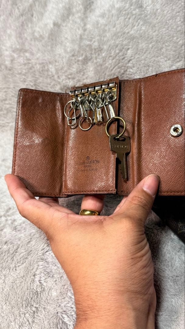 Louis Vuitton モノグラム キーホルダーと財布の2点セット。