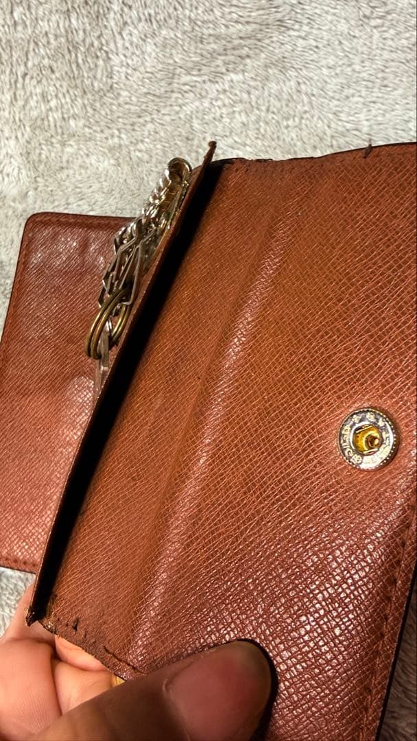Louis Vuitton モノグラム キーホルダーと財布の2点セット。