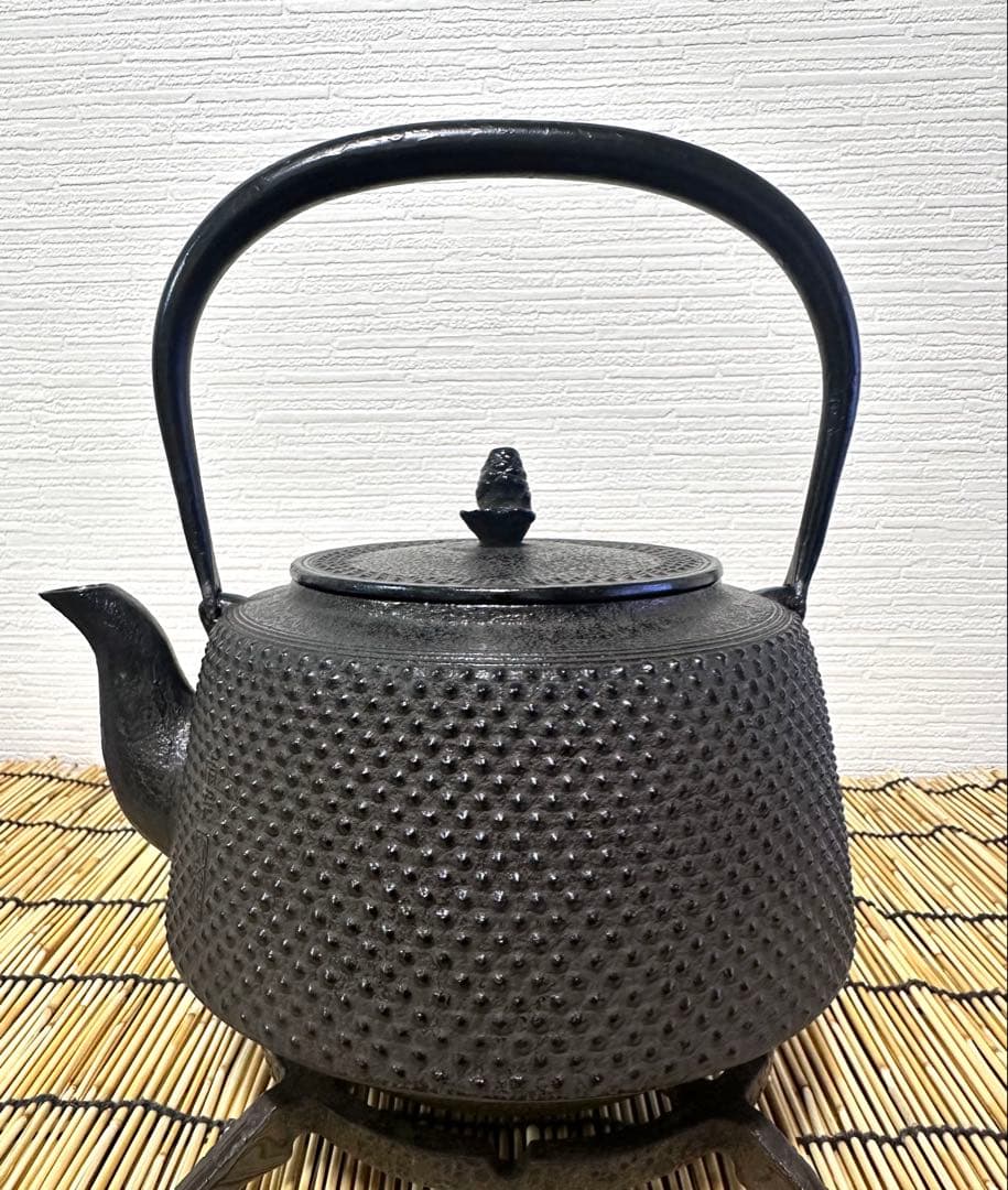 未使用品　南部伝統工芸士 及川寛治作真作保証　九重形１５型アラレ　南部鉄瓶　鉄瓶